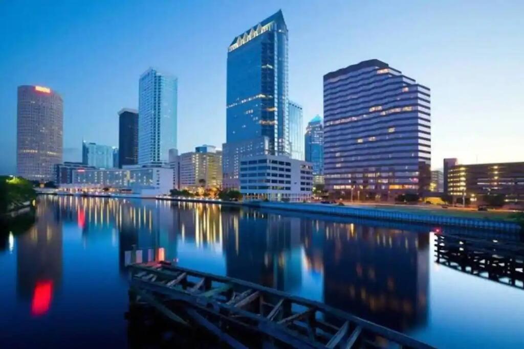 Urban Chic 1br Downtown Pool & Balcony Views Appartement