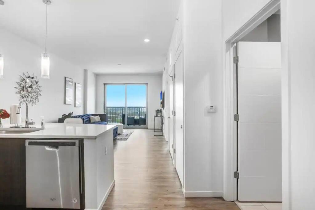 Urban Chic 1br Downtown Pool & Balcony Views Appartement