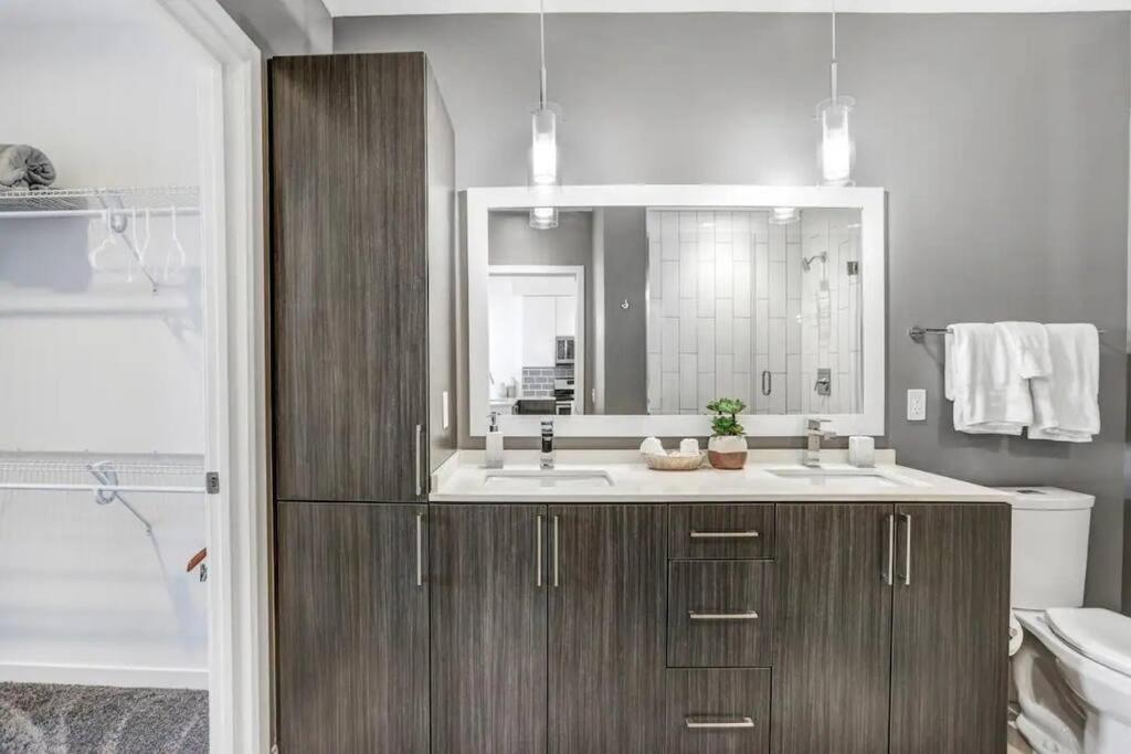 Urban Chic 1br Downtown Pool & Balcony Views Appartement *